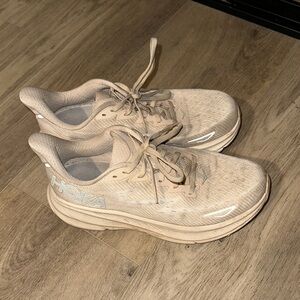 Clifton 9 Hokas Eggnog